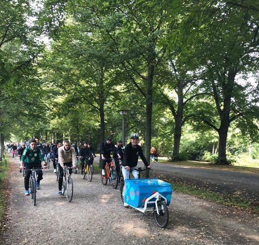 Zu sehen sind Menschen bei einer Fahrradtour
