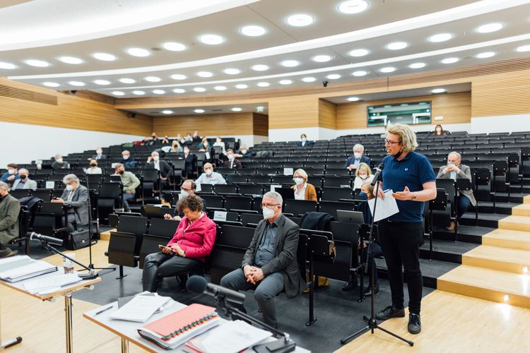 Blick in den Hörsaal, in dem die Sentor:innen Platz genommen haben.