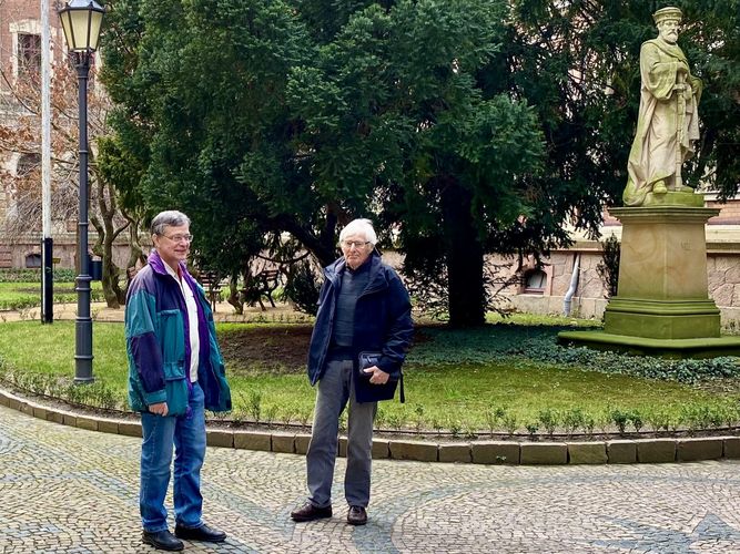 Zu sehen sind Dr. Peter Göthner und Mathelehrer Jens Negwer vor dem Gymnasium St. Augustin zu Grimma.