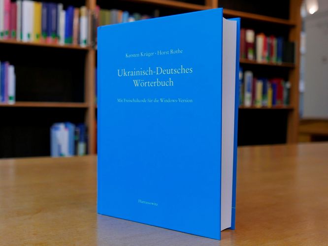 Zu sehen ist das Cover des Ukrainisch-deutschen Wörterbuchs