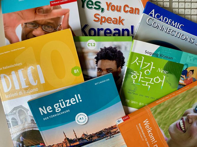 Zu sehen sind verschiedene Buchtitel in verschiedenen Sprachen.
