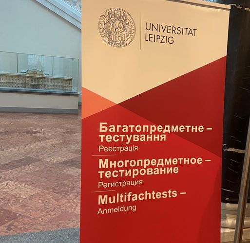 Zu sehen ist ein Hinweisschild zu den Zulassungstests im Foyer der Albetina