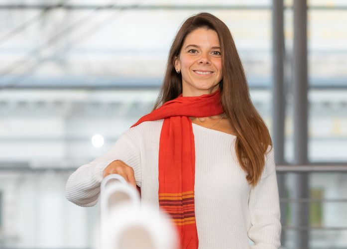 Solveig Richter steht im Geisteswissenschaftlichen Zentrum.